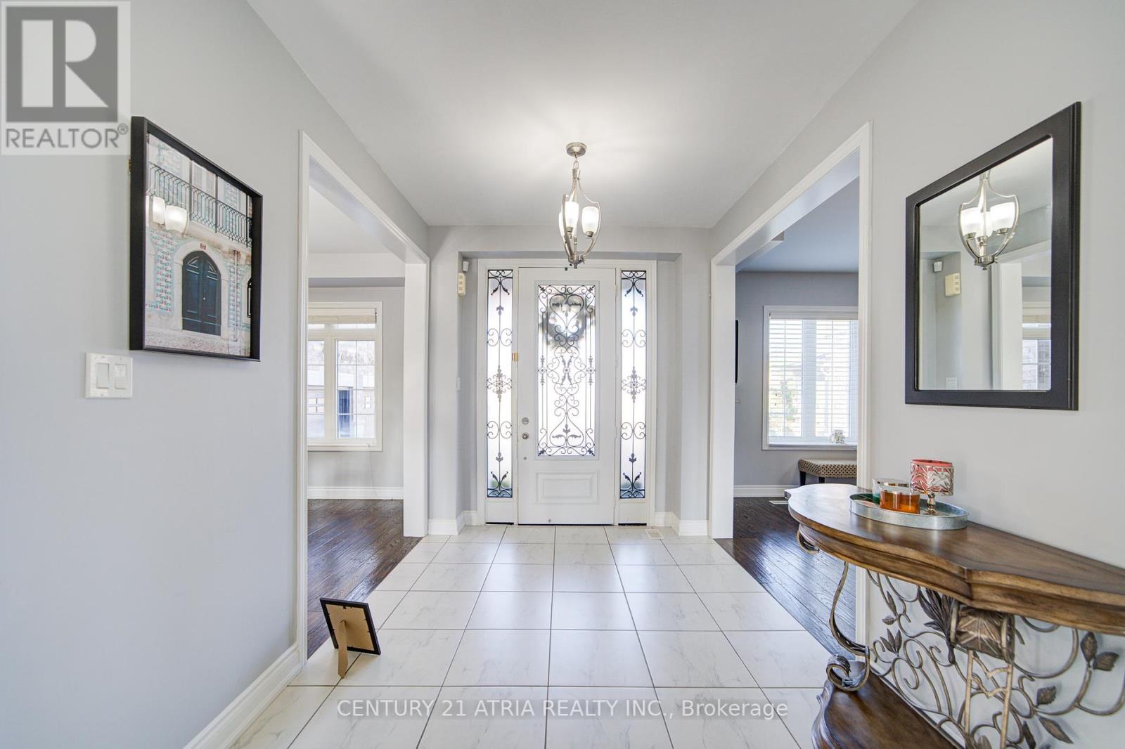 10 Gladys Rolling Avenue, East Gwillimbury, Ontario  L0G 1M0 - Photo 2 - N12409127