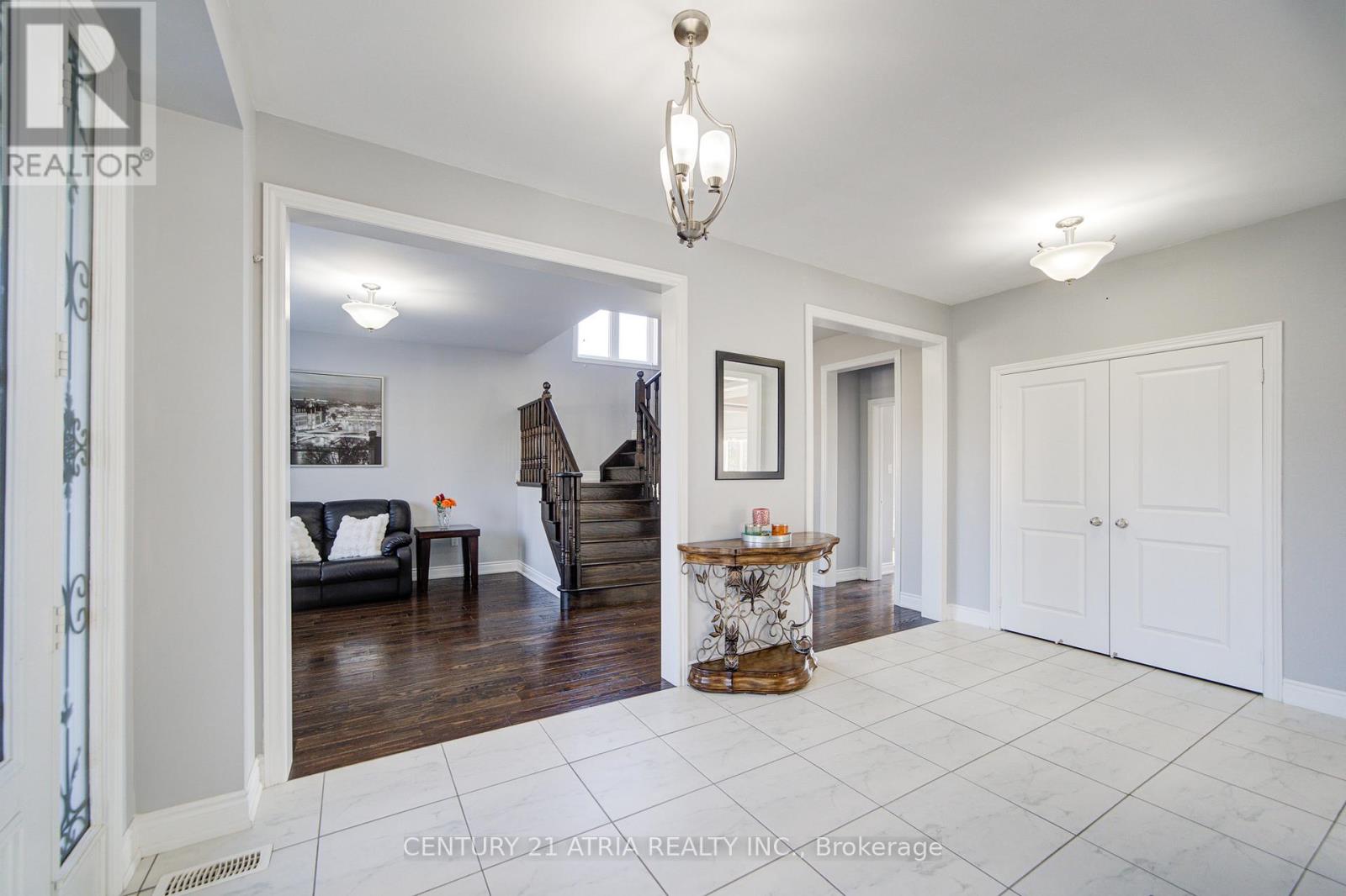 10 Gladys Rolling Avenue, East Gwillimbury, Ontario  L0G 1M0 - Photo 4 - N12409127