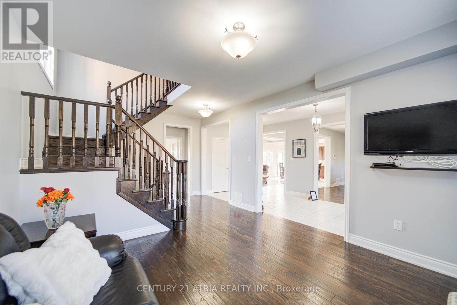 10 Gladys Rolling Avenue, East Gwillimbury, Ontario  L0G 1M0 - Photo 7 - N12409127