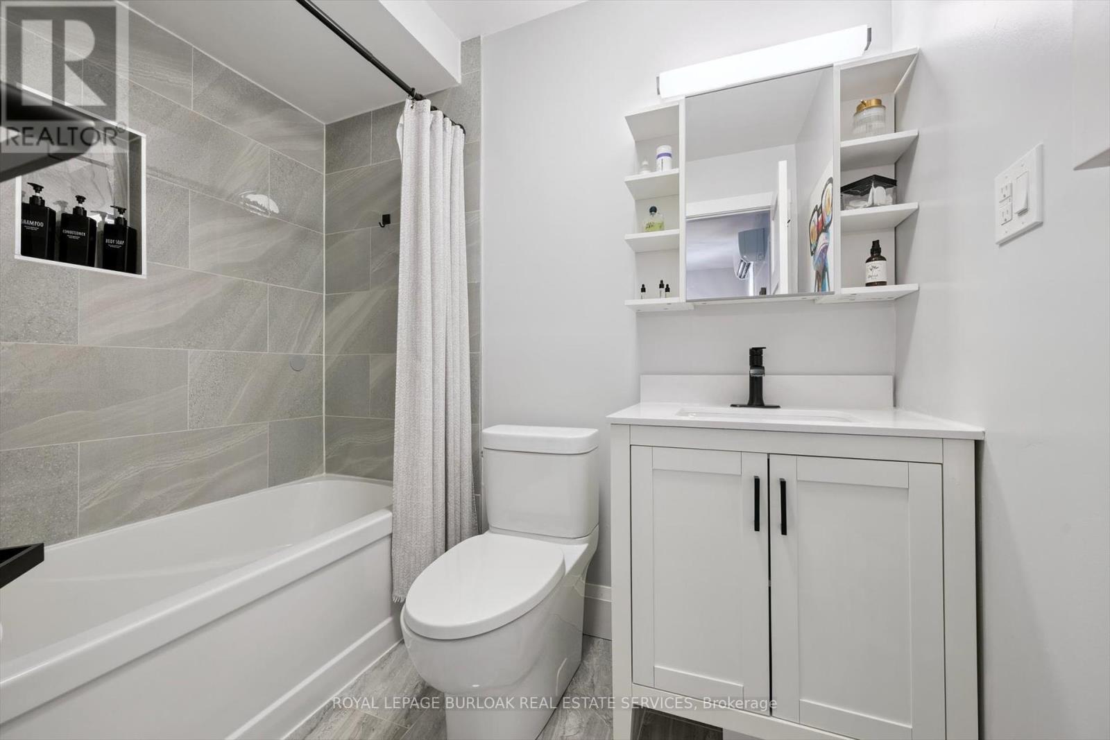 2152 Pelee Boulevard, Oakville, Ontario  L6H 4C8 - Photo 28 - W12409007