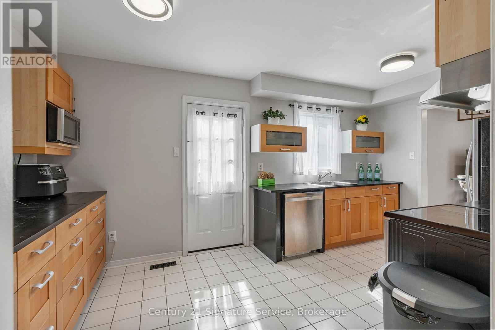 80 Dutch Crescent, Brampton (Fletcher's Creek South), Ontario  L6Y 3X1 - Photo 4 - W12409033