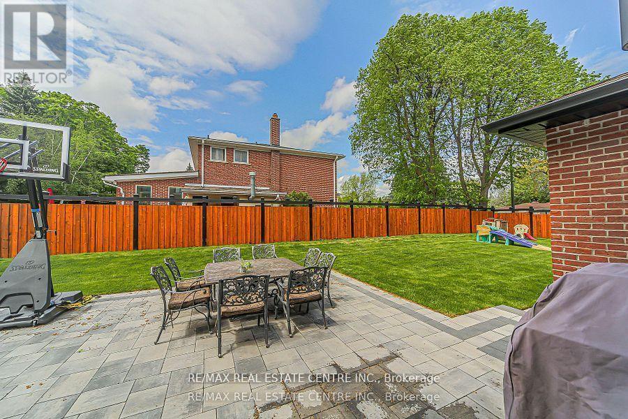 1 Hawthorn Crescent, Brampton (Westgate), Ontario  L6S 1A9 - Photo 49 - W12409099