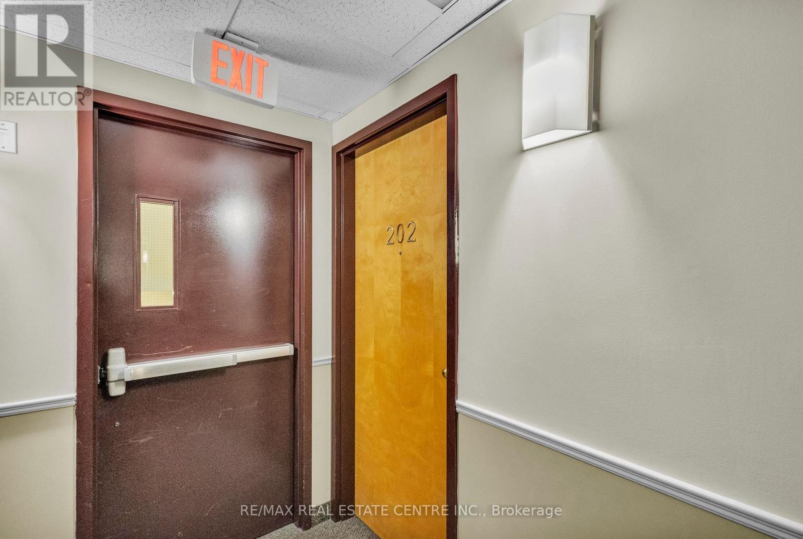 202 - 105 Bagot Street, Guelph, Ontario  N1H 8H4 - Photo 8 - X12408909