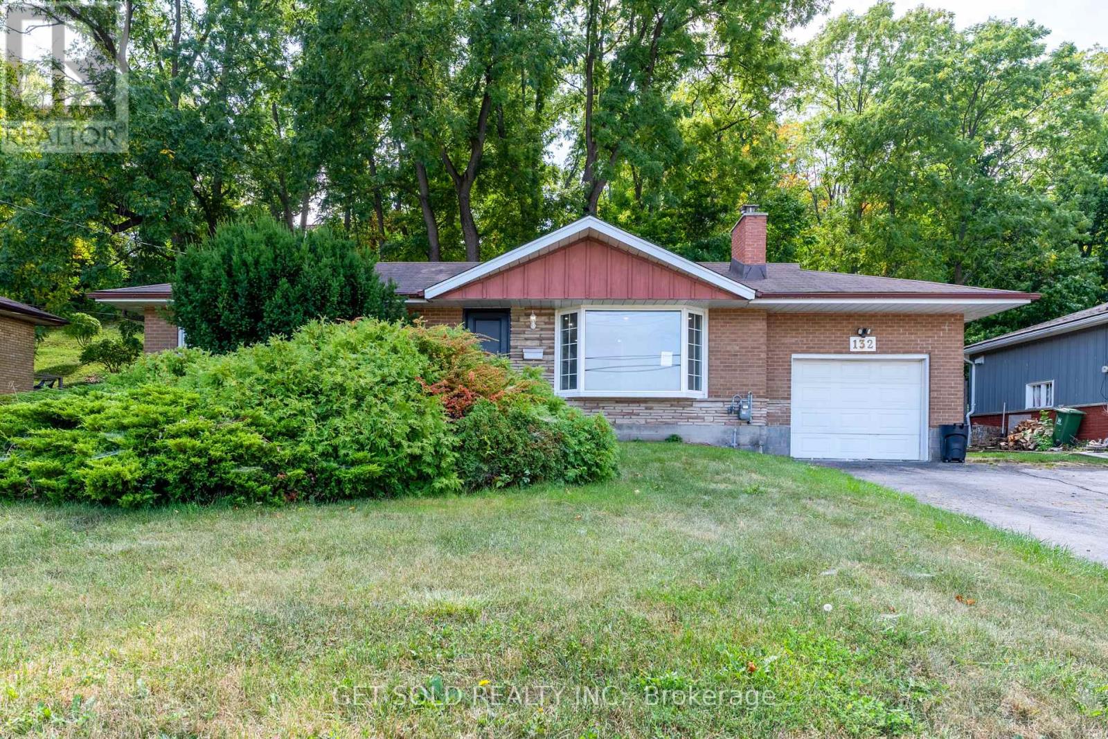 132 PINE DRIVE, Hamilton, Ontario