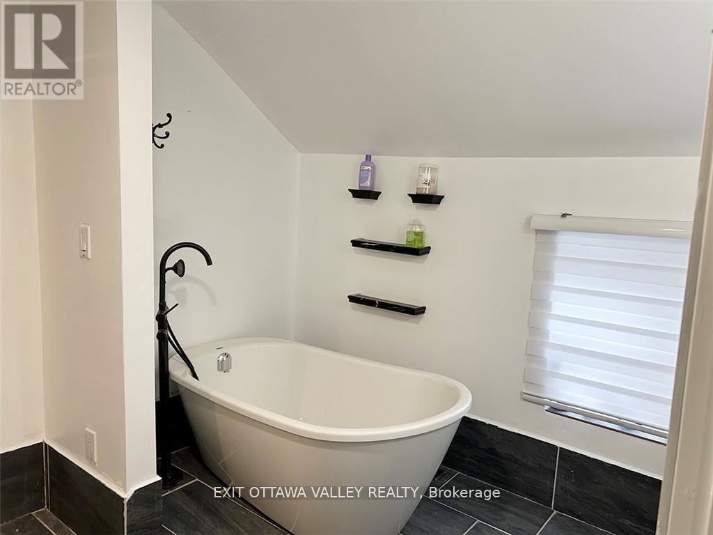 444 Isabella Street, Pembroke, Ontario  K8A 5T7 - Photo 23 - X12362990