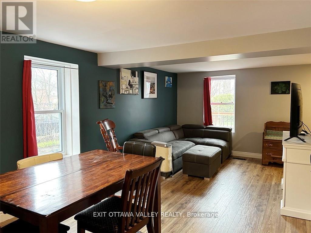 444 Isabella Street, Pembroke, Ontario  K8A 5T7 - Photo 10 - X12362990