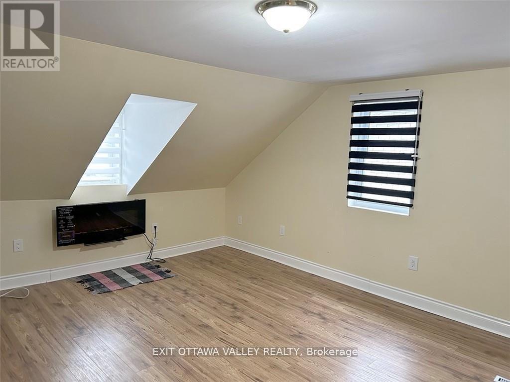 444 Isabella Street, Pembroke, Ontario  K8A 5T7 - Photo 17 - X12362990