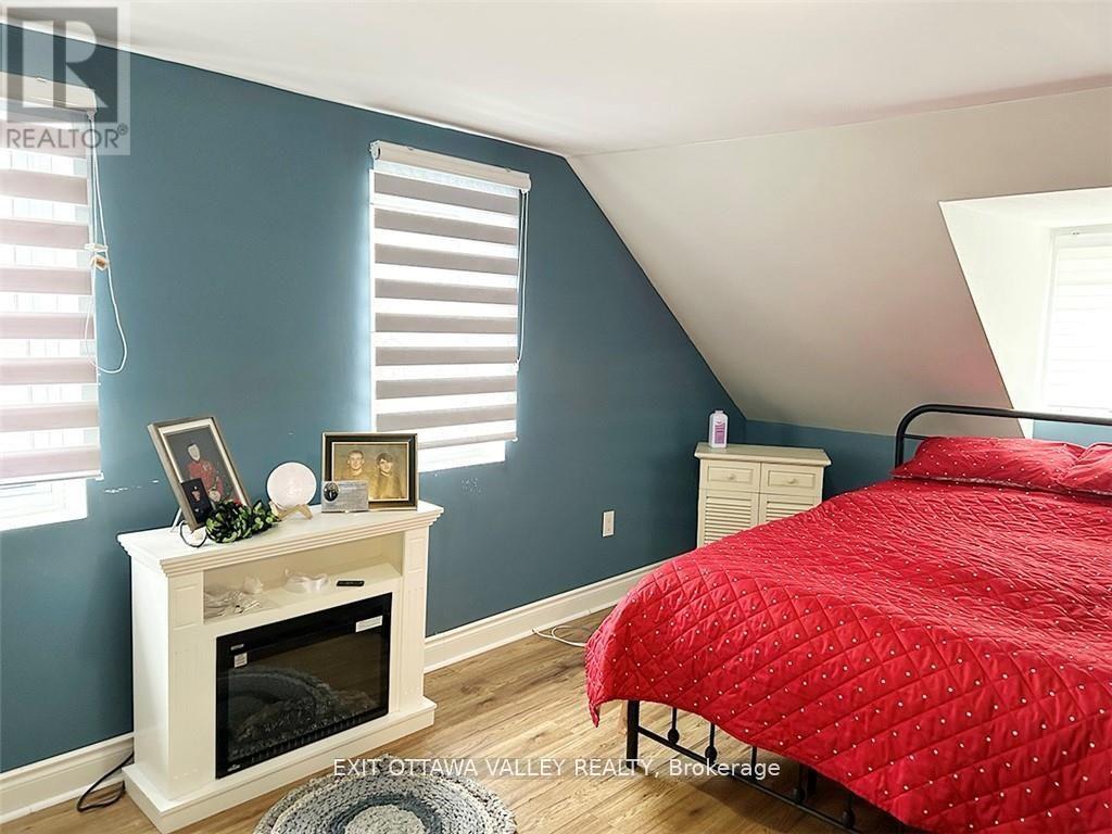 444 Isabella Street, Pembroke, Ontario  K8A 5T7 - Photo 4 - X12362990