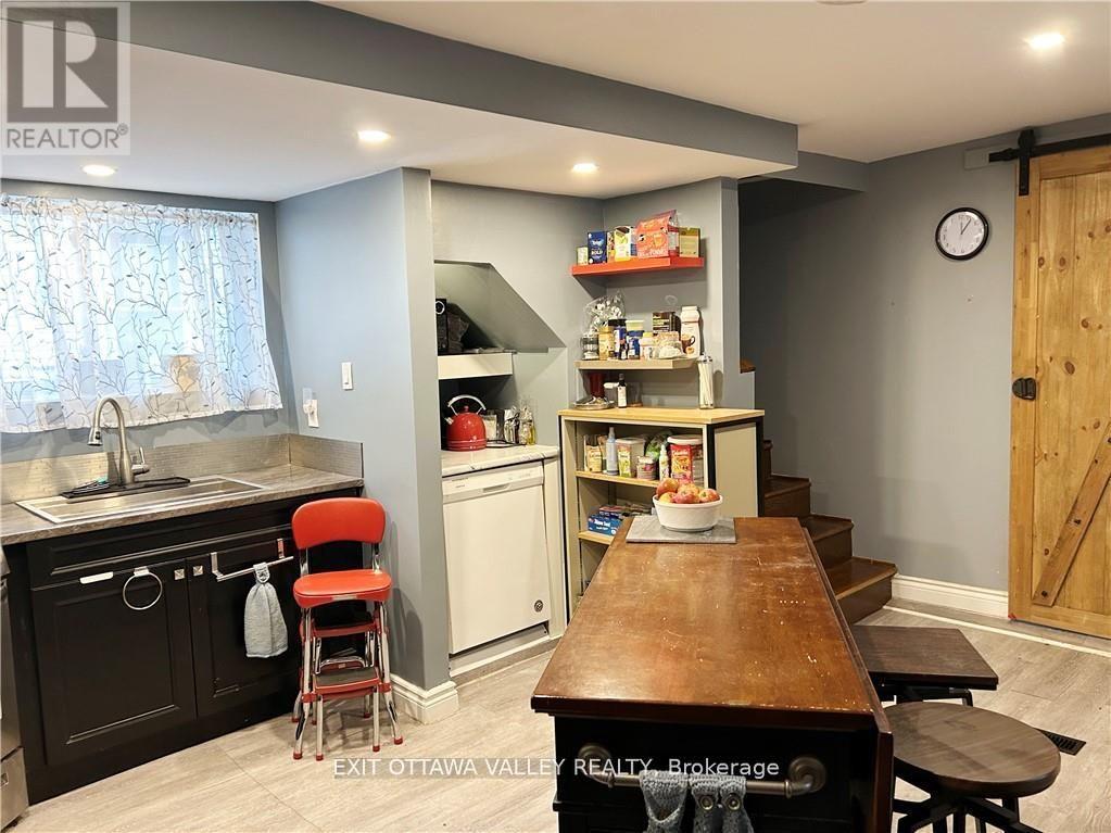 444 Isabella Street, Pembroke, Ontario  K8A 5T7 - Photo 9 - X12362990