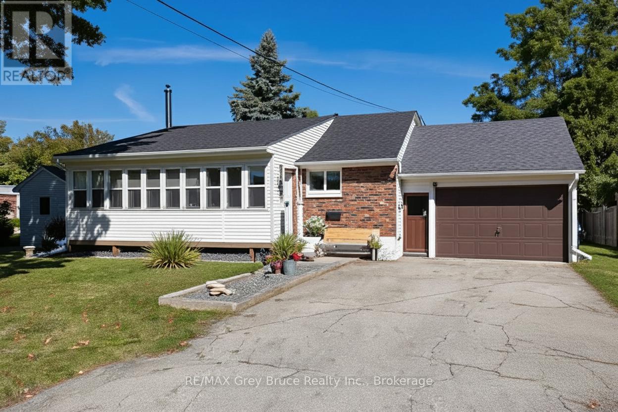 836 11th Street W, Owen Sound, Ontario  N4K 3T3 - Photo 1 - X12409309