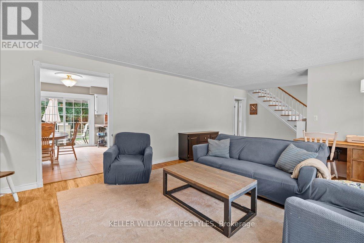 22 Park Lane, Lambton Shores, Ontario  N0N 1J0 - Photo 11 - X12409277