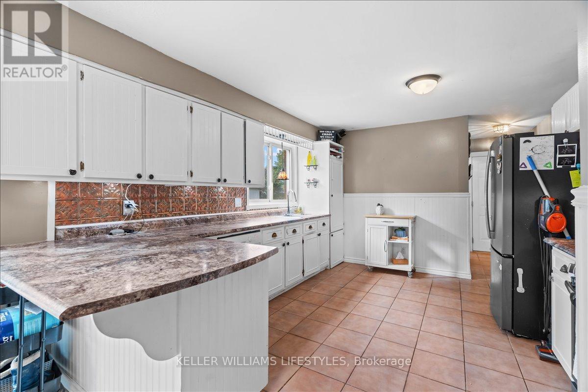 22 Park Lane, Lambton Shores, Ontario  N0N 1J0 - Photo 13 - X12409277