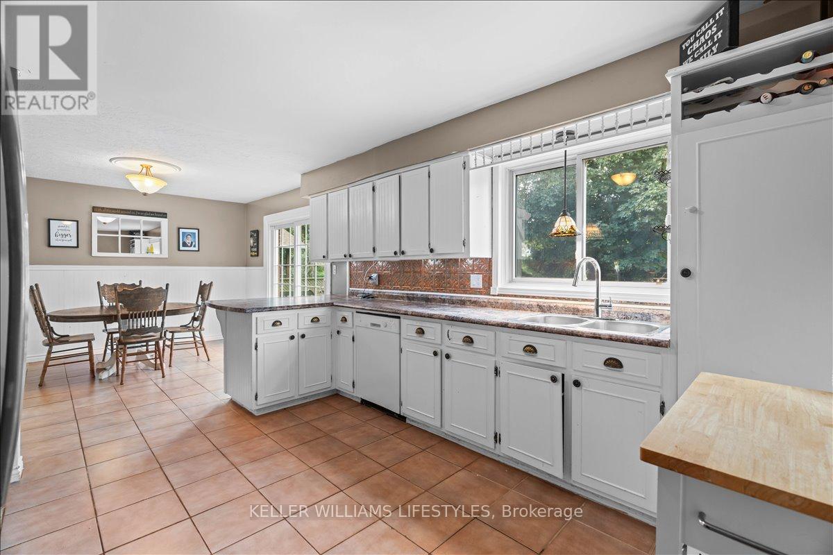 22 Park Lane, Lambton Shores, Ontario  N0N 1J0 - Photo 14 - X12409277