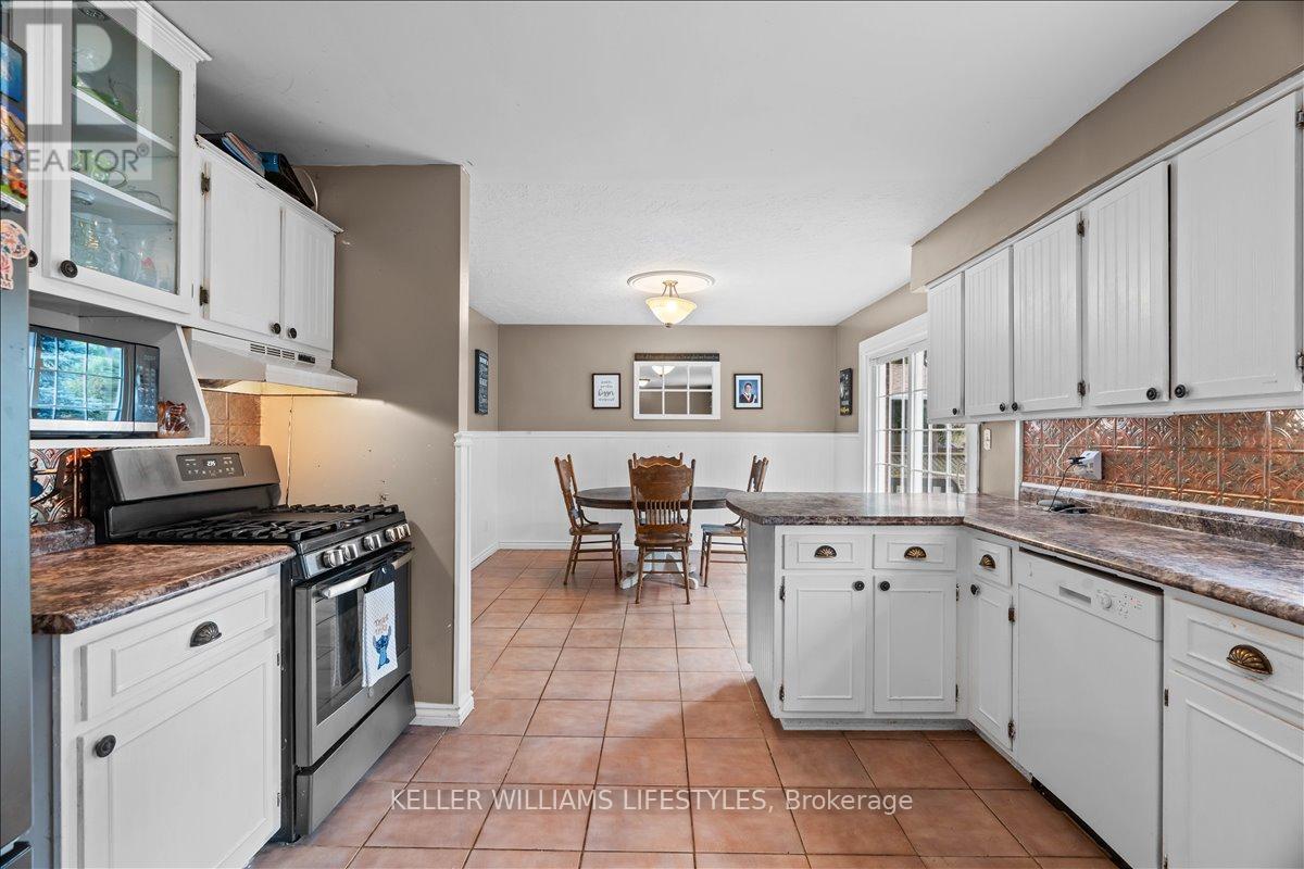 22 Park Lane, Lambton Shores, Ontario  N0N 1J0 - Photo 15 - X12409277