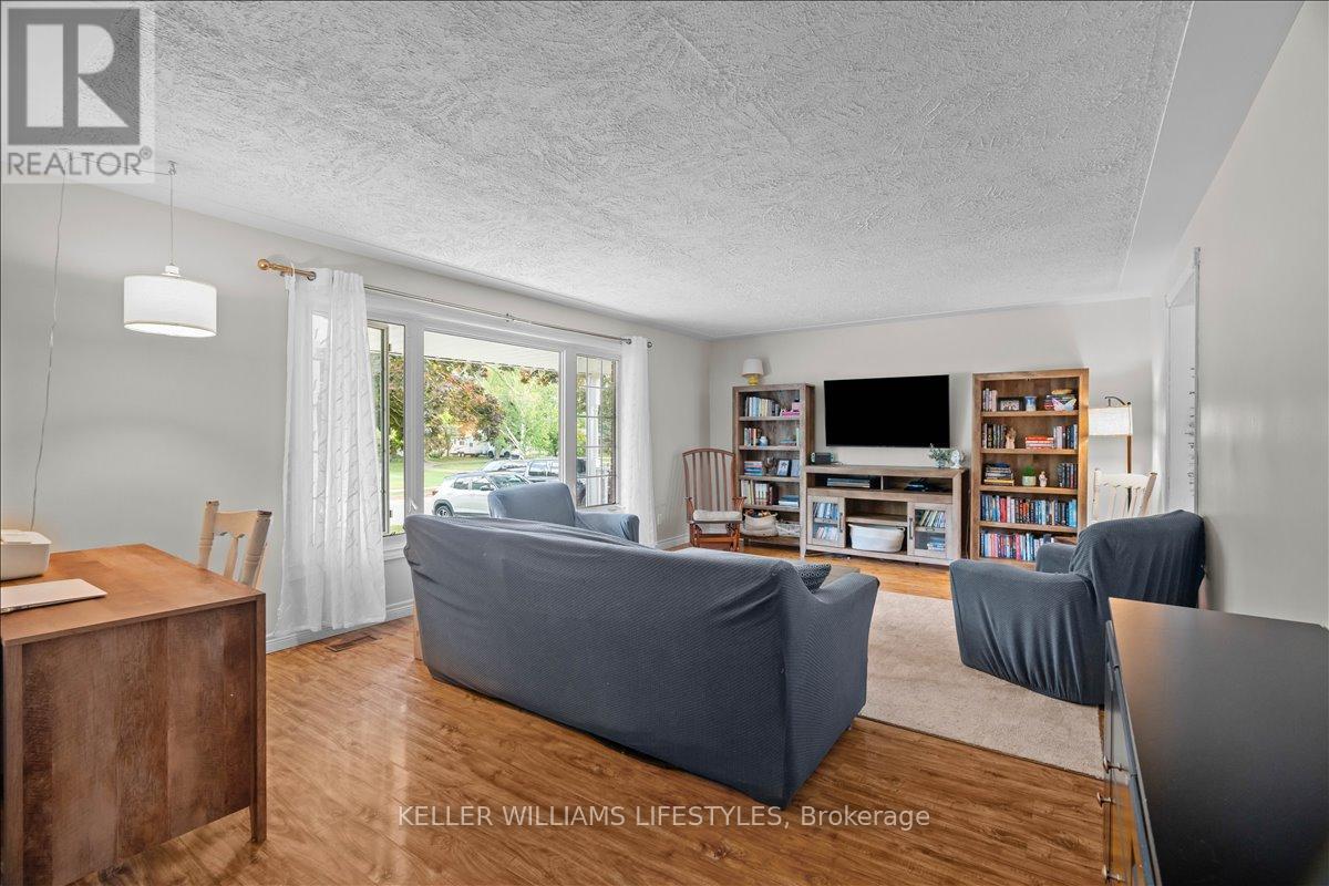 22 Park Lane, Lambton Shores, Ontario  N0N 1J0 - Photo 8 - X12409277