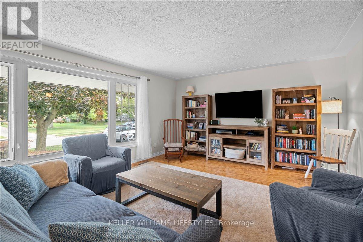 22 Park Lane, Lambton Shores, Ontario  N0N 1J0 - Photo 9 - X12409277