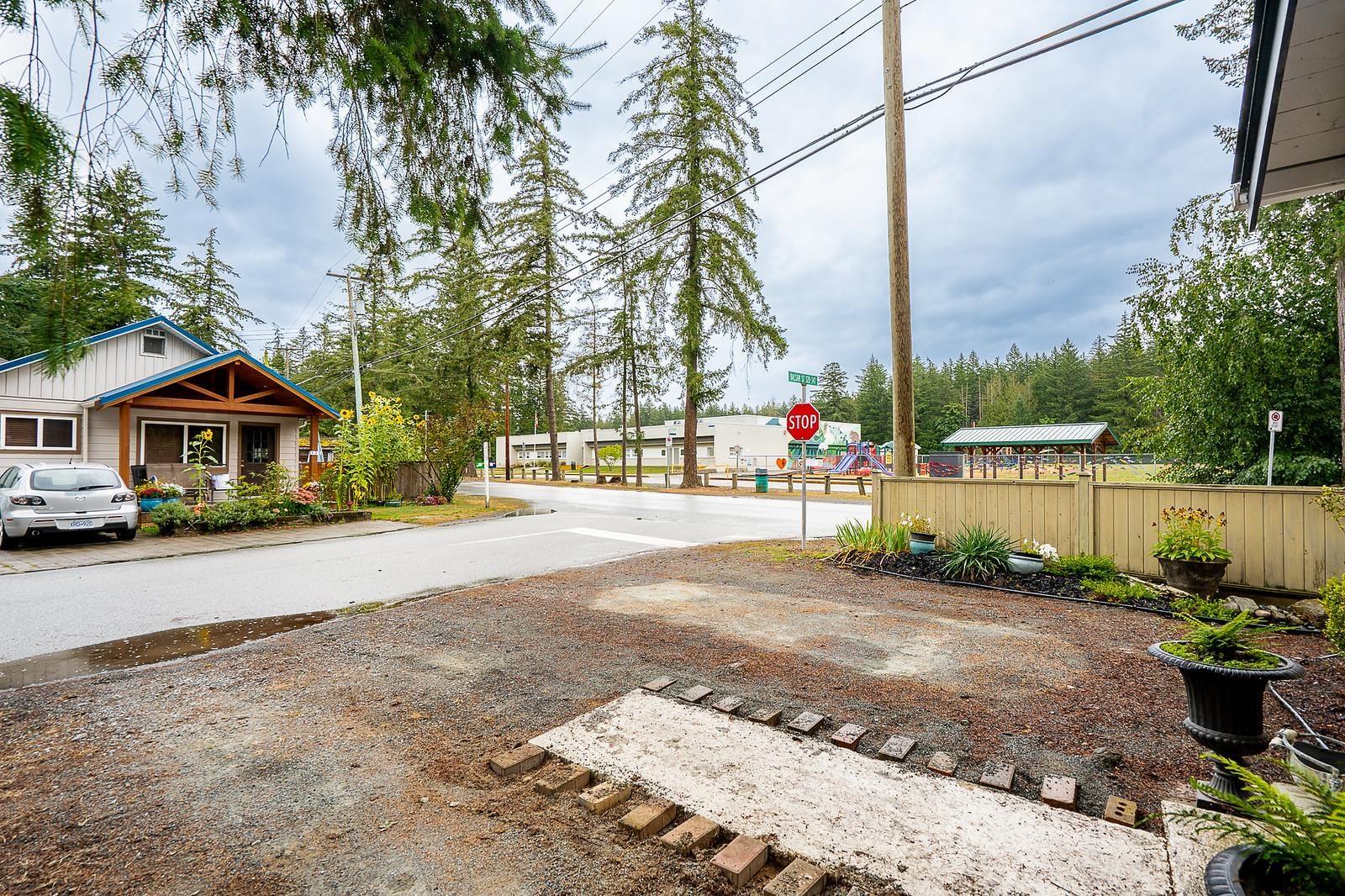338 Balsam Street, Cultus Lake North, Cultus Lake, British Columbia  V2R 4Y8 - Photo 4 - R3048254