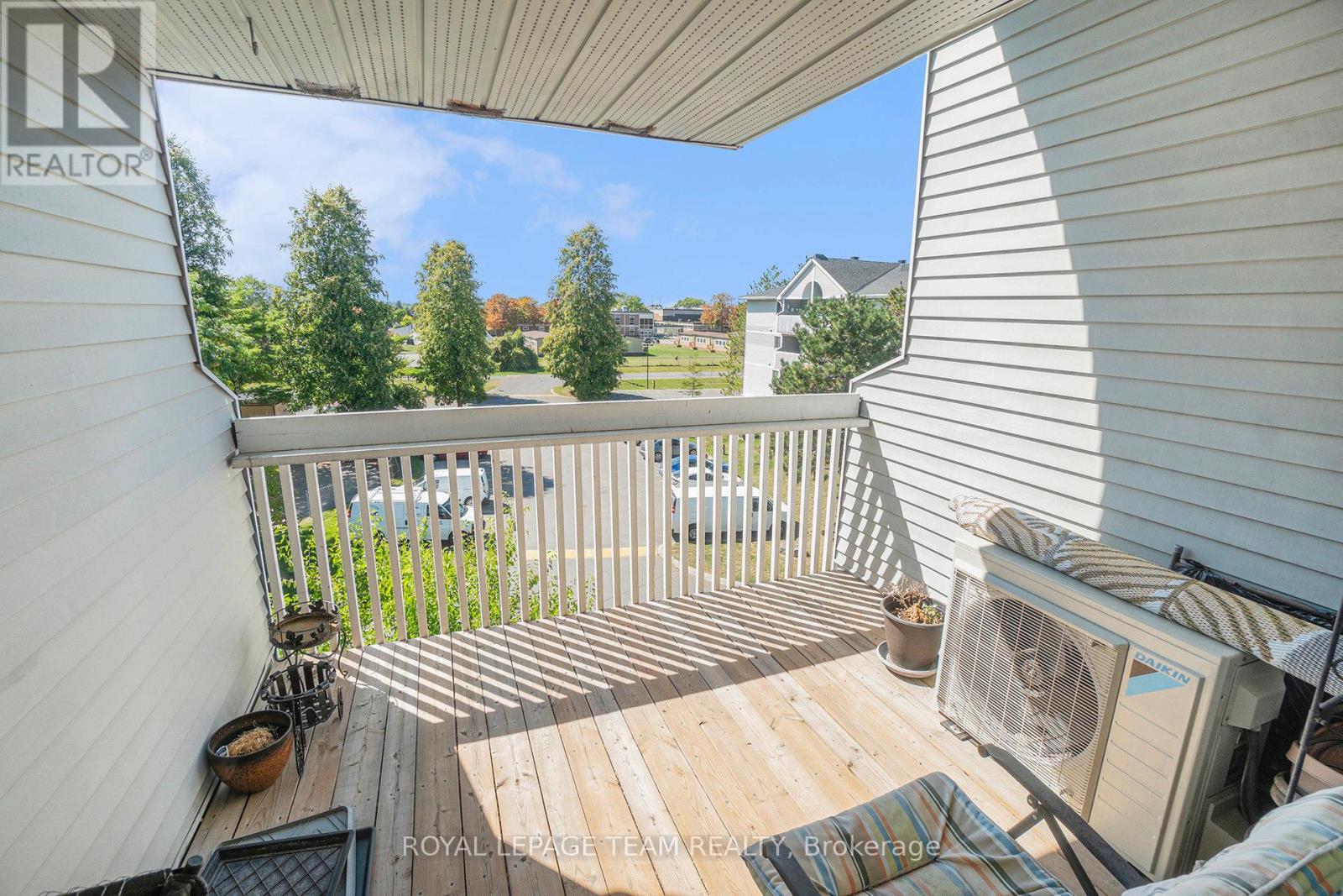 415 - 218 Viewmount Drive, Ottawa, Ontario  K2E 7X5 - Photo 5 - X12409306