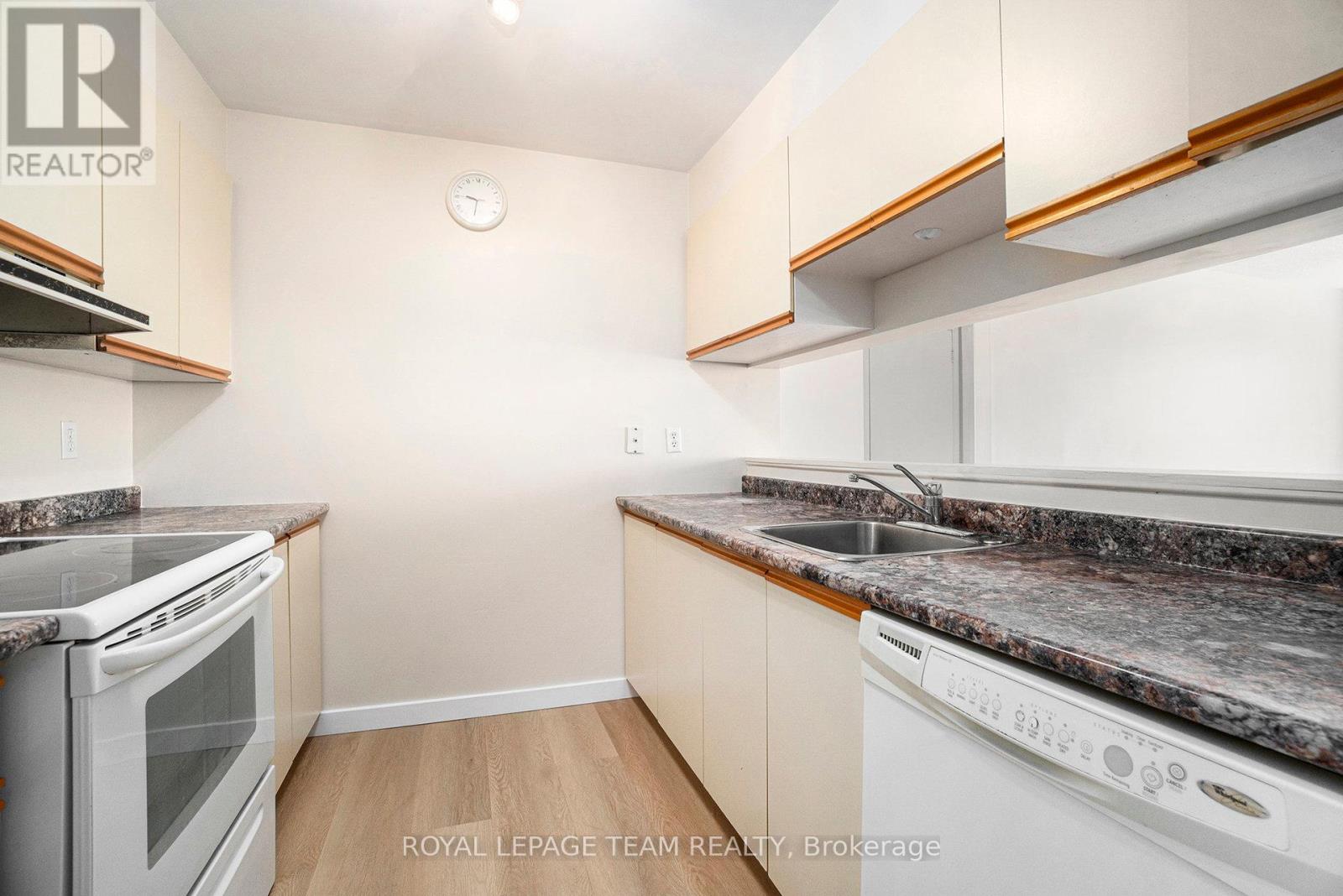 415 - 218 Viewmount Drive, Ottawa, Ontario  K2E 7X5 - Photo 6 - X12409306