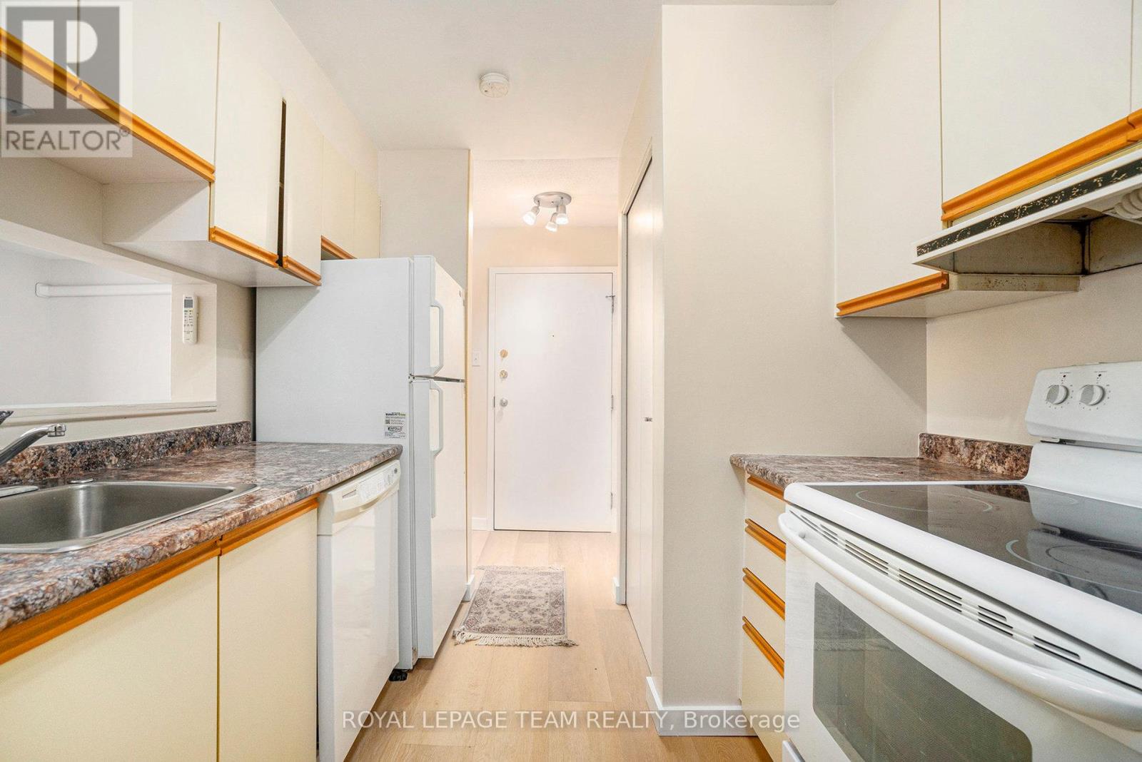 415 - 218 Viewmount Drive, Ottawa, Ontario  K2E 7X5 - Photo 7 - X12409306