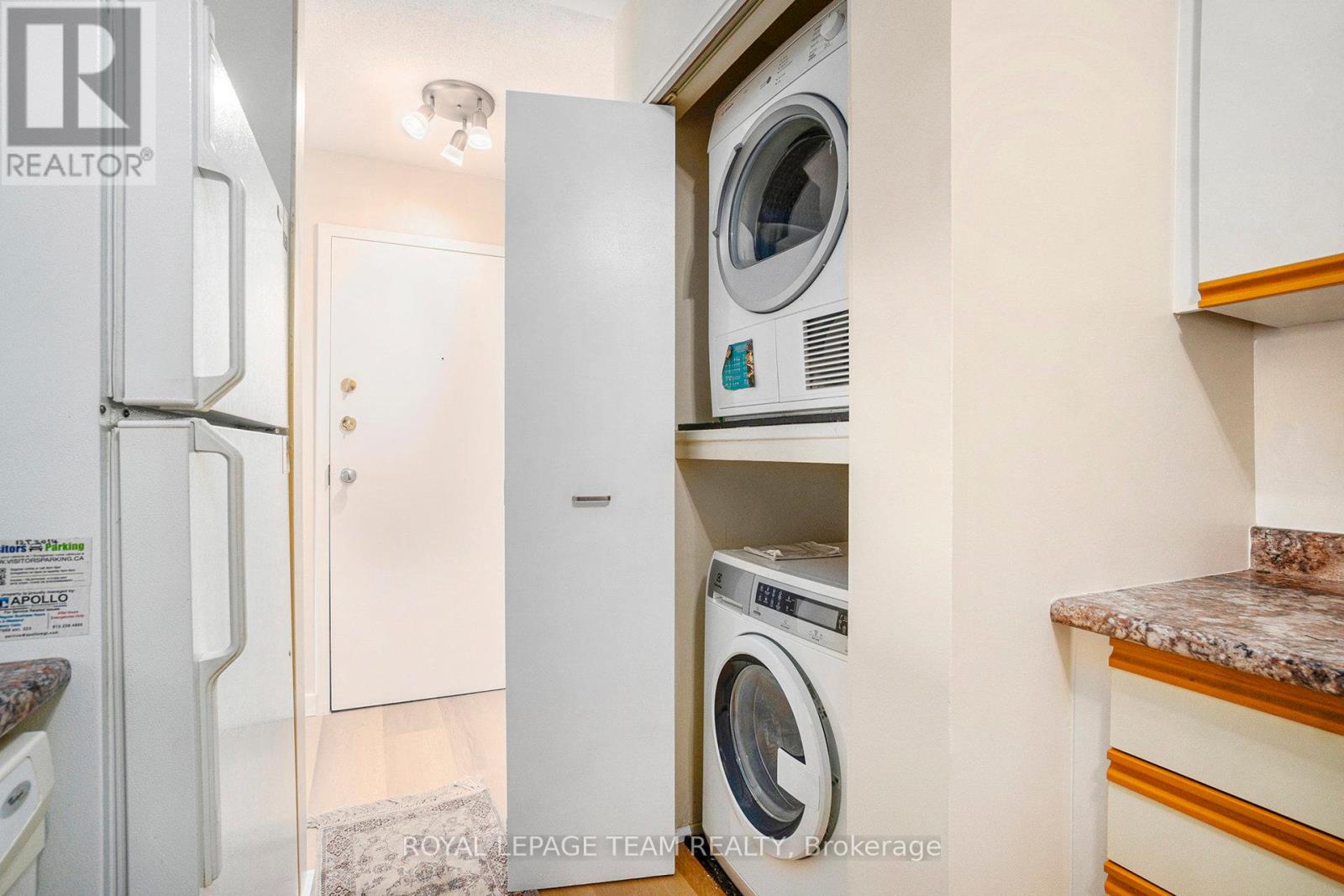 415 - 218 Viewmount Drive, Ottawa, Ontario  K2E 7X5 - Photo 8 - X12409306