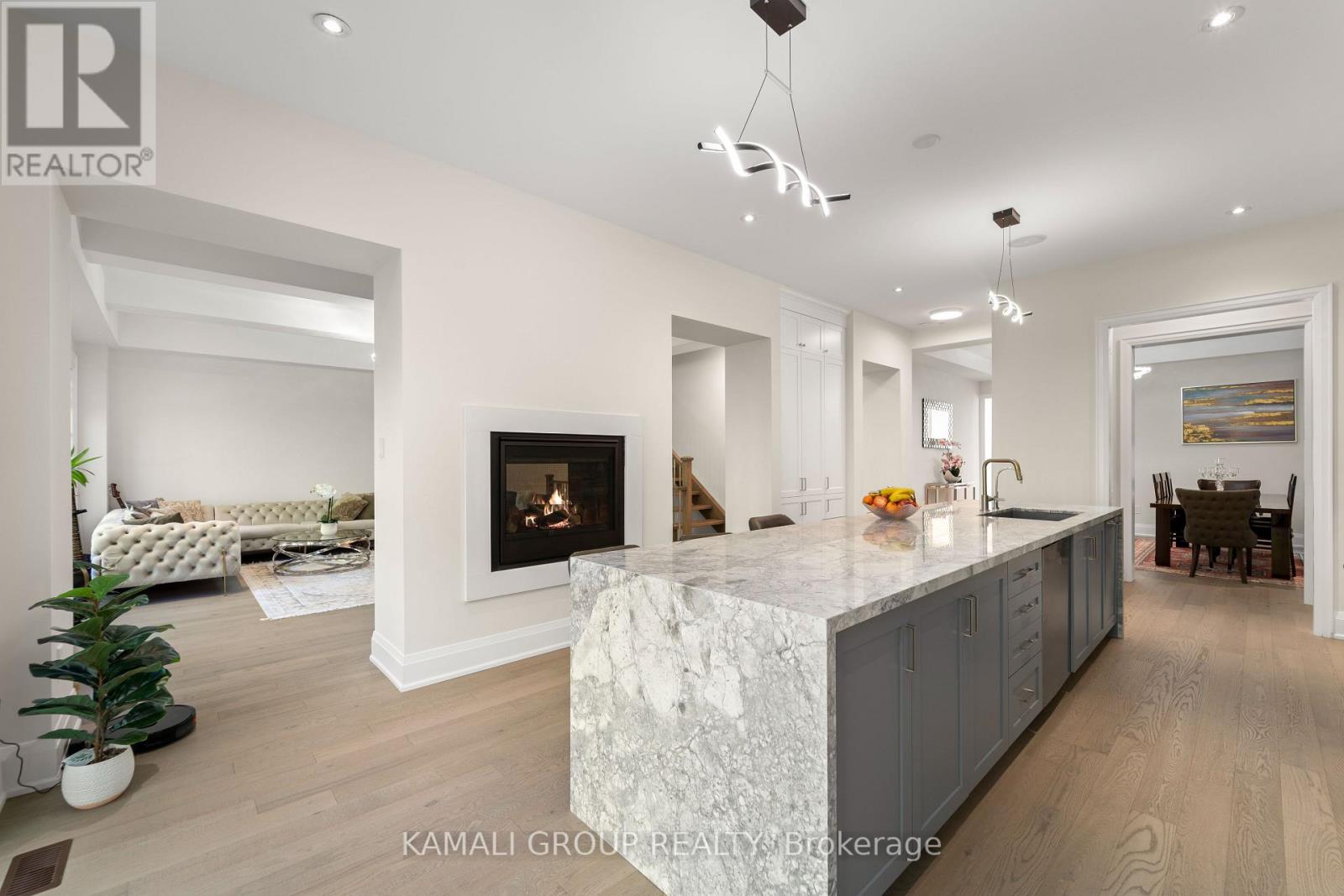 121 Milky Way Drive, Richmond Hill, Ontario  L4C 4L9 - Photo 11 - N12409217
