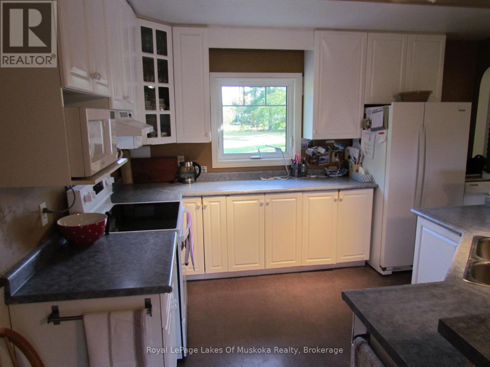 1016 Laycox Road, Gravenhurst, Ontario  P1P 0G8 - Photo 13 - X12409418