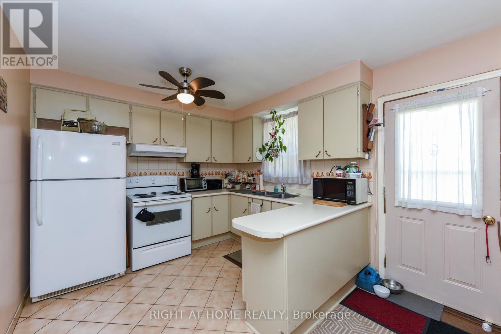44 Birgitta Crescent, Toronto, Ontario  M9C 3W4 - Photo 8 - W12409145