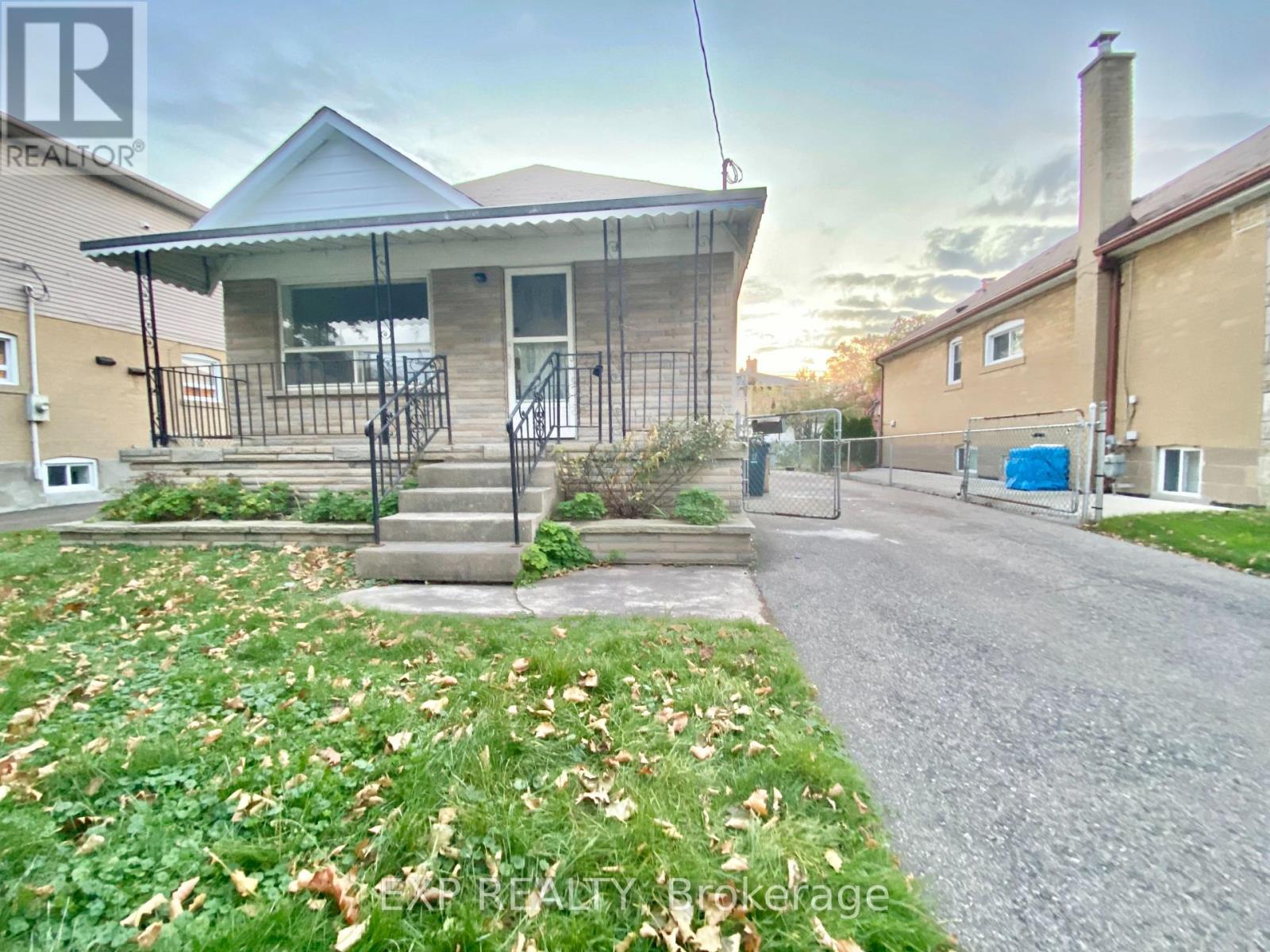 158 HALLMARK AVENUE, Toronto, Ontario