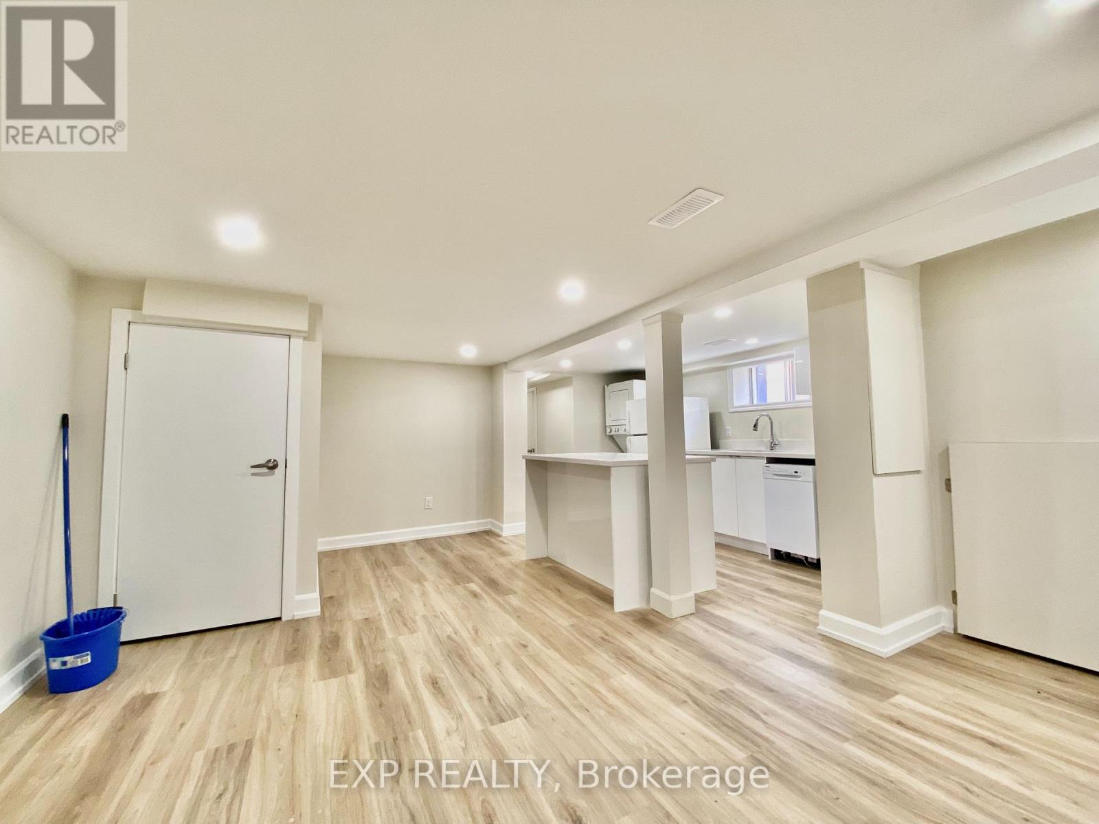 158 Hallmark Avenue, Toronto, Ontario  M8W 4K8 - Photo 2 - W12409150