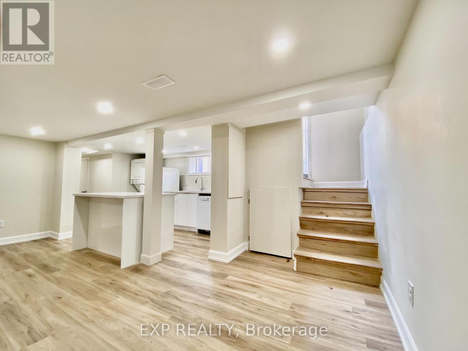 158 Hallmark Avenue, Toronto, Ontario  M8W 4K8 - Photo 3 - W12409150