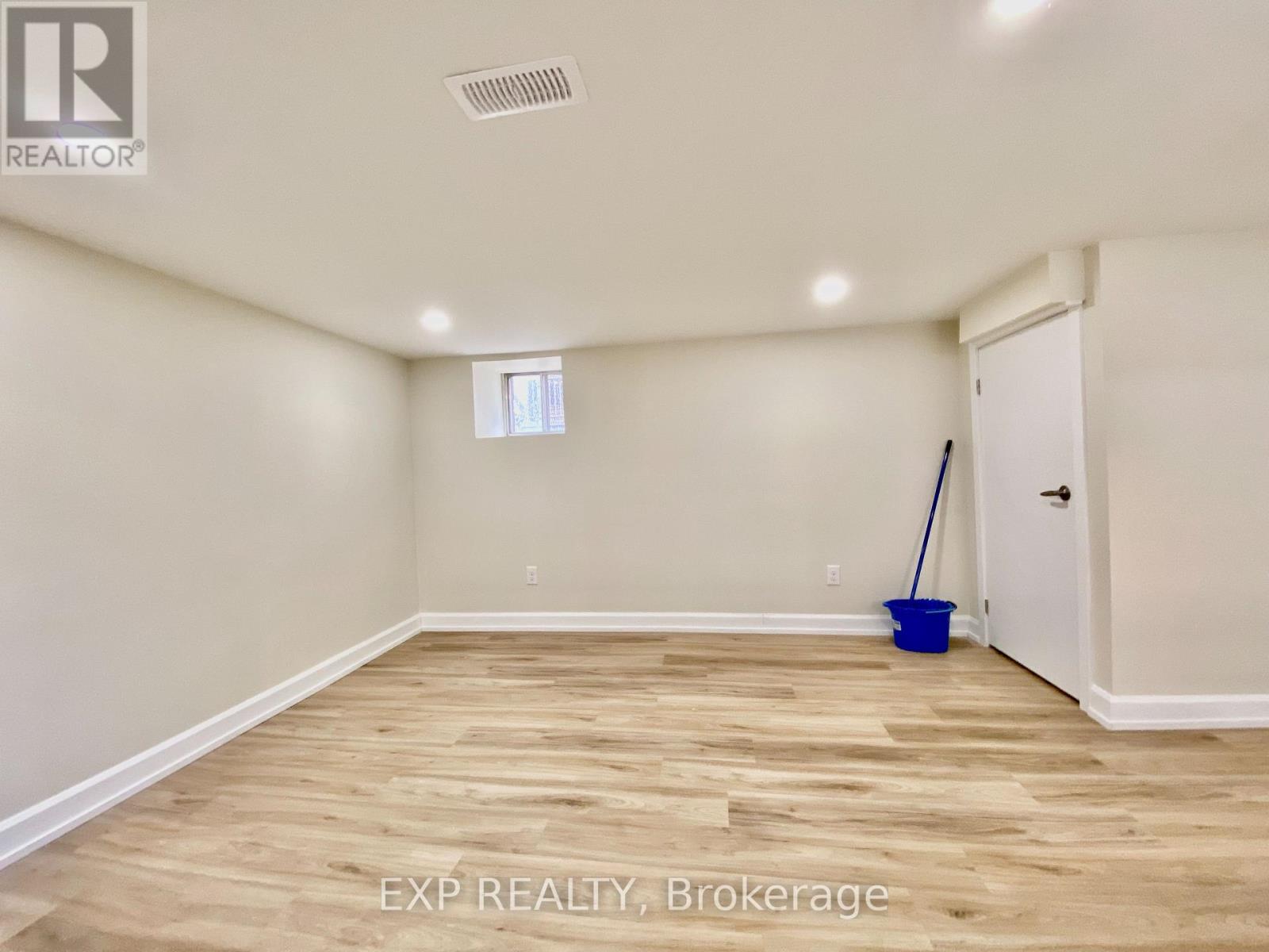 158 Hallmark Avenue, Toronto, Ontario  M8W 4K8 - Photo 4 - W12409150