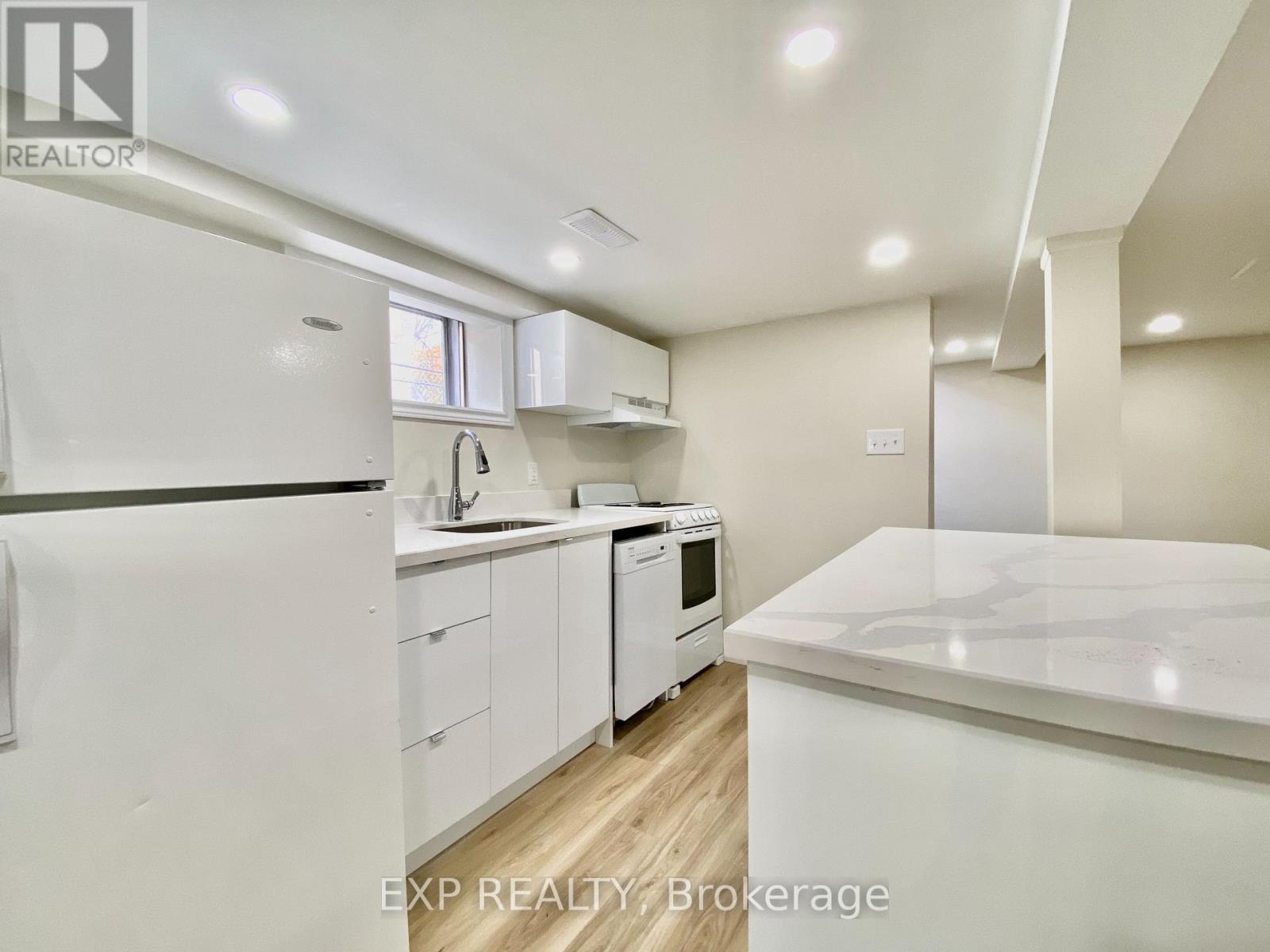 158 Hallmark Avenue, Toronto, Ontario  M8W 4K8 - Photo 6 - W12409150