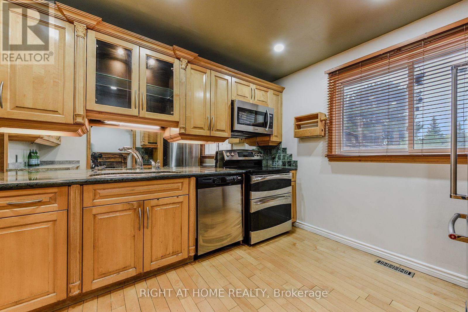 2824 Bucklepost Crescent, Mississauga, Ontario  L5N 1X5 - Photo 3 - W12409156