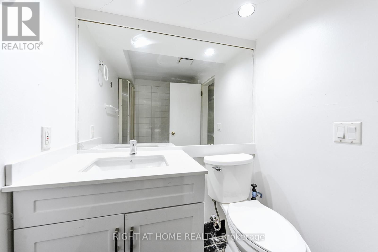 2824 Bucklepost Crescent, Mississauga, Ontario  L5N 1X5 - Photo 30 - W12409156