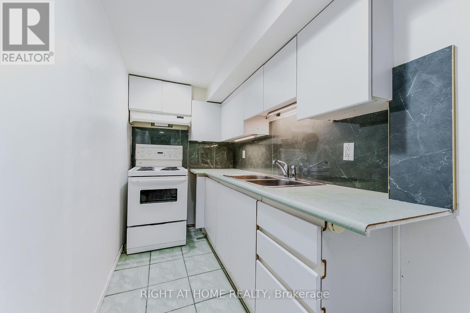 2824 Bucklepost Crescent, Mississauga, Ontario  L5N 1X5 - Photo 32 - W12409156