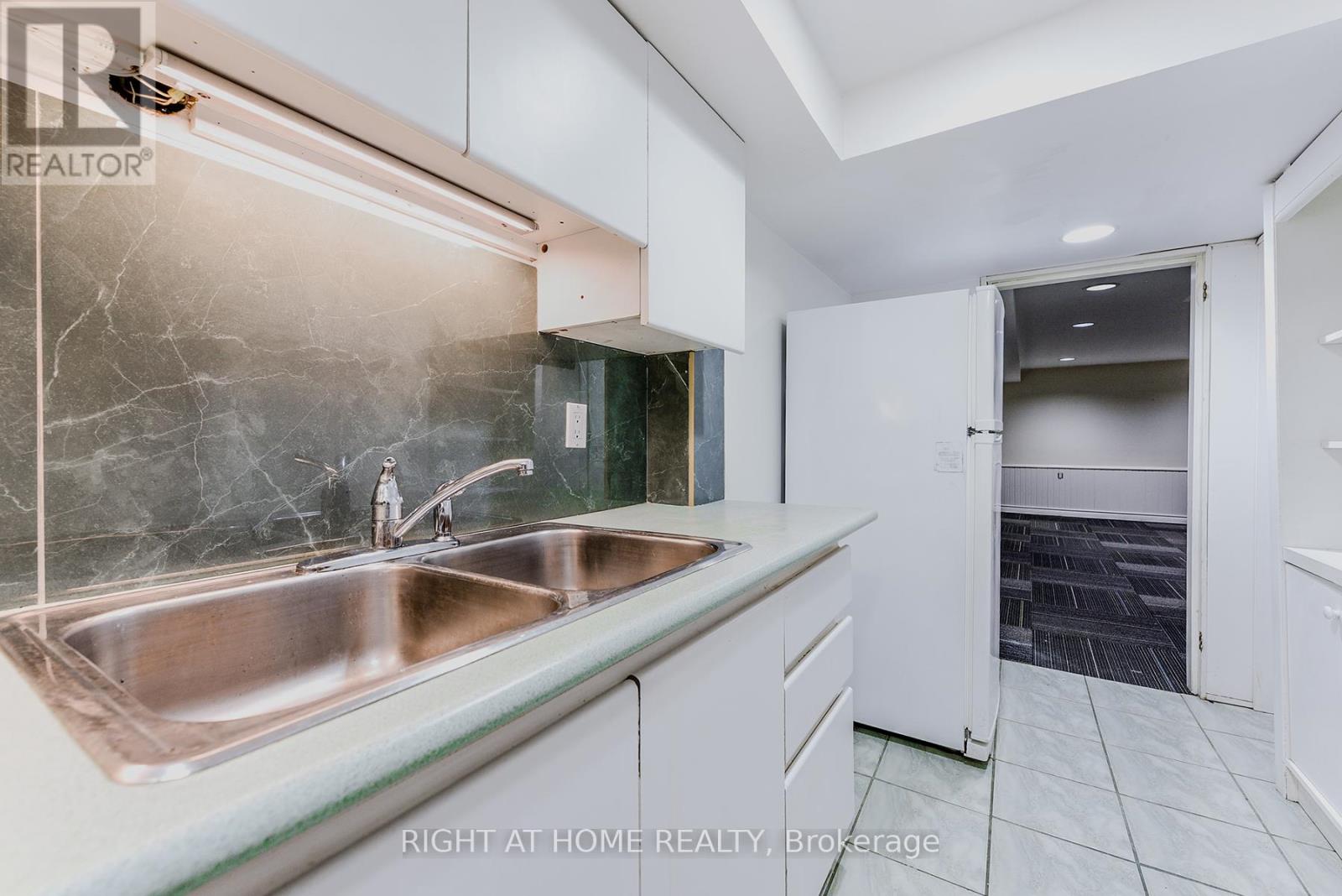 2824 Bucklepost Crescent, Mississauga, Ontario  L5N 1X5 - Photo 33 - W12409156