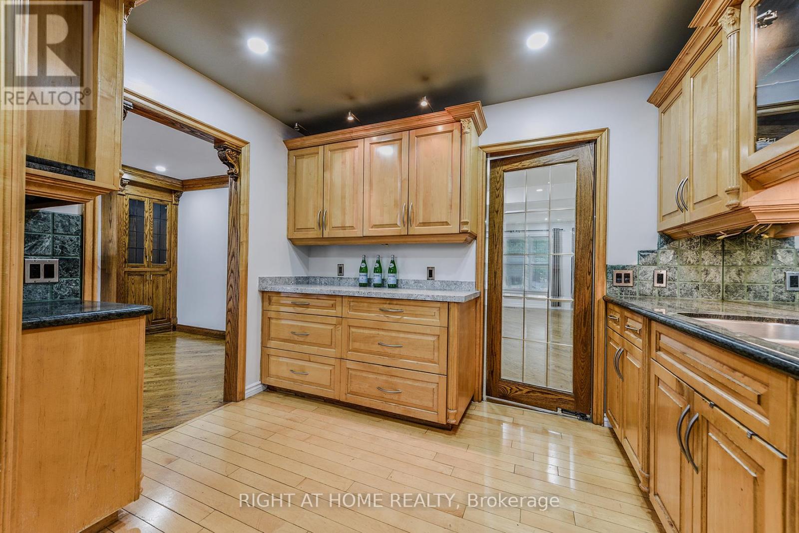 2824 Bucklepost Crescent, Mississauga, Ontario  L5N 1X5 - Photo 4 - W12409156