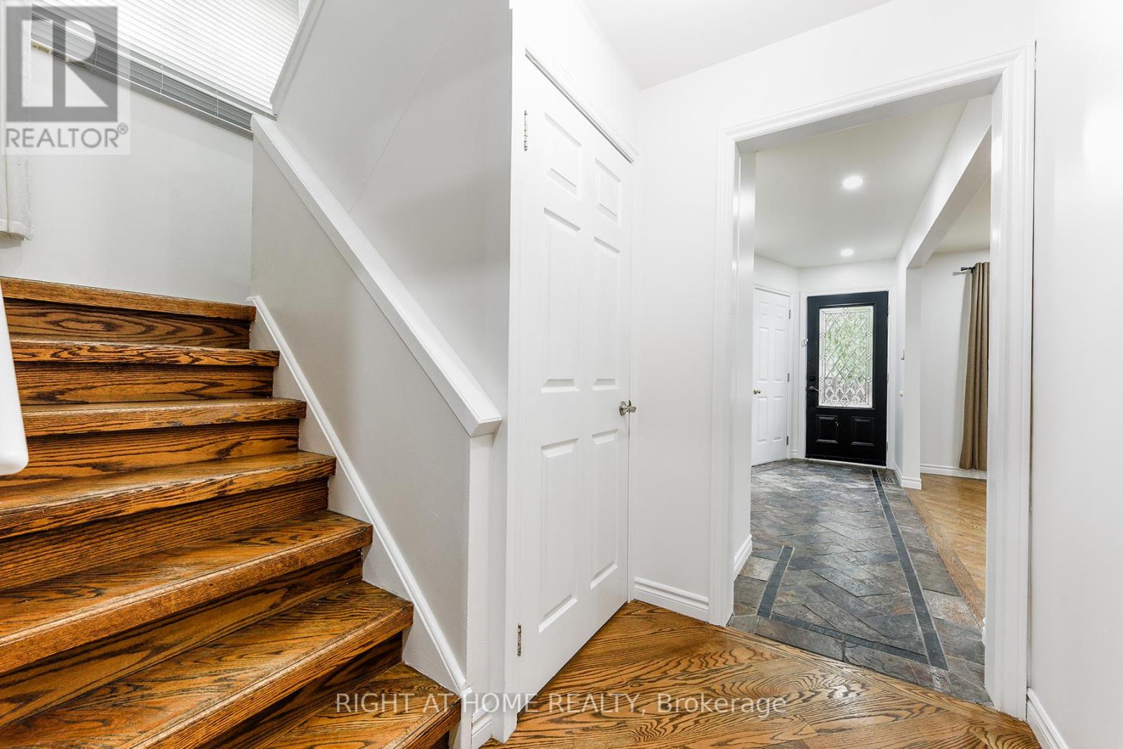 2824 Bucklepost Crescent, Mississauga, Ontario  L5N 1X5 - Photo 7 - W12409156