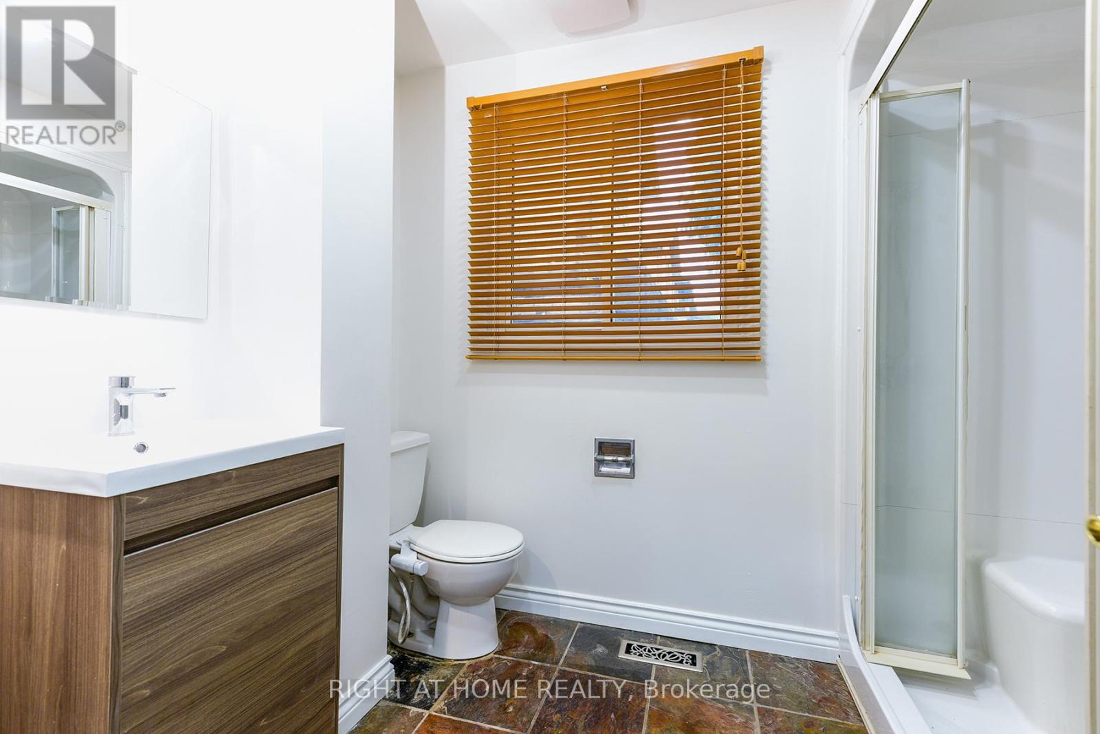 2824 Bucklepost Crescent, Mississauga, Ontario  L5N 1X5 - Photo 8 - W12409156