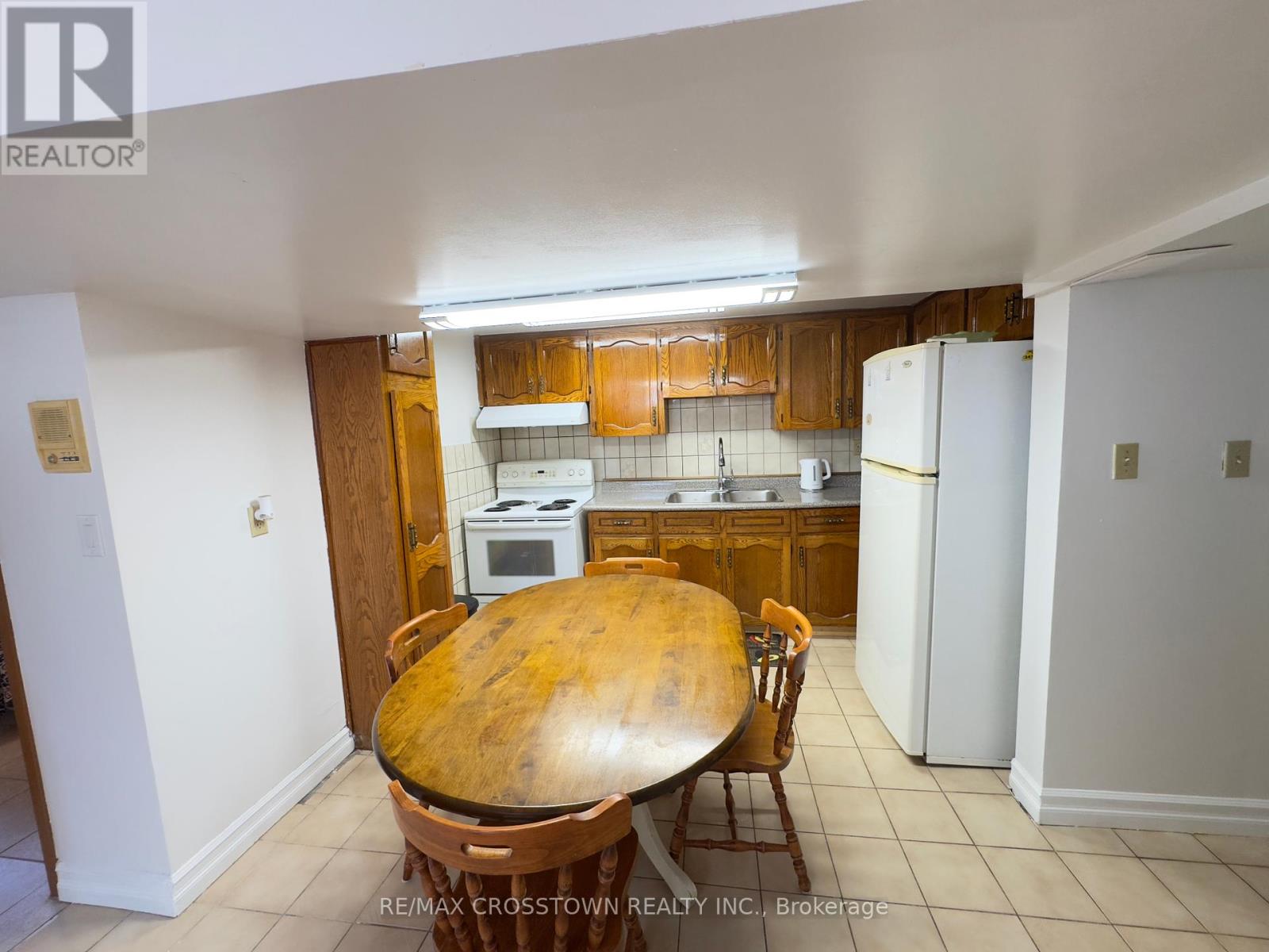 4 Fondy Court, Toronto, Ontario  M9W 4R5 - Photo 5 - W12409194