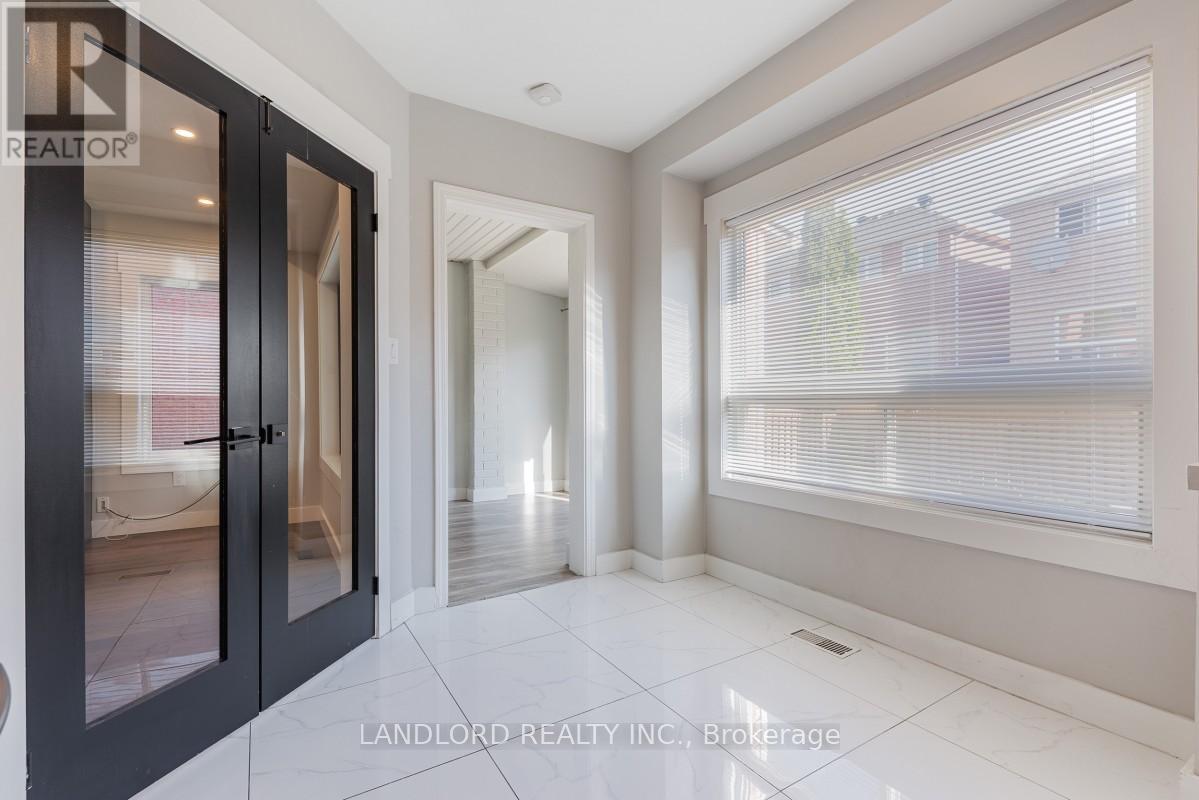 5943 Brookhaven Way, Mississauga, Ontario  L5V 2T9 - Photo 10 - W12409252