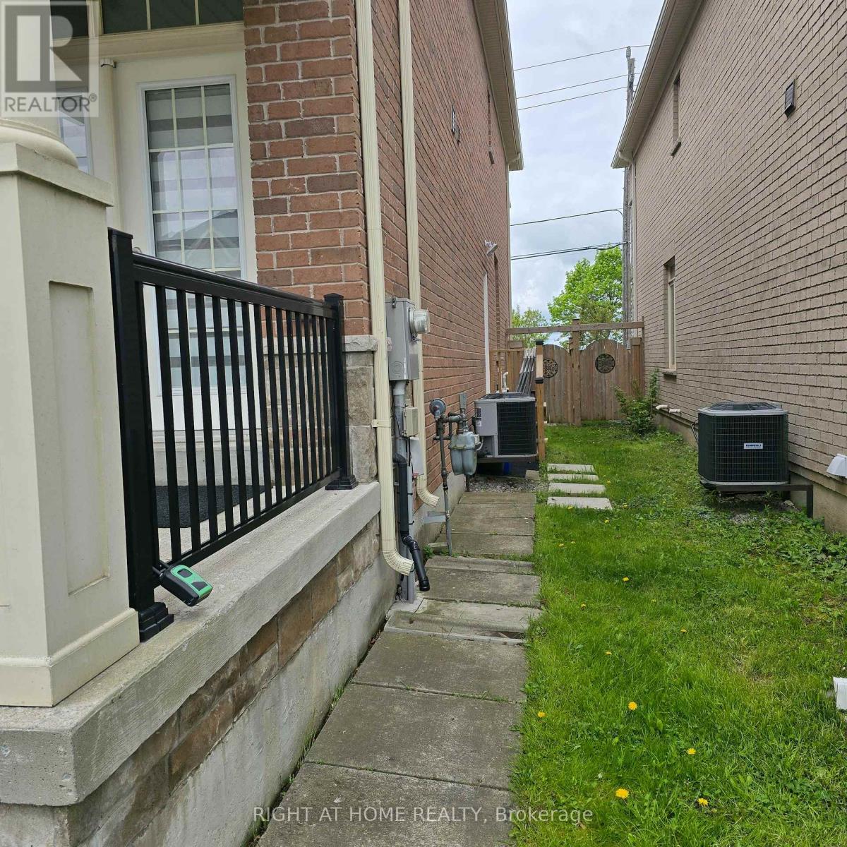 8 Samba Street, Richmond Hill, Ontario  L4E 0Z8 - Photo 2 - N12392769