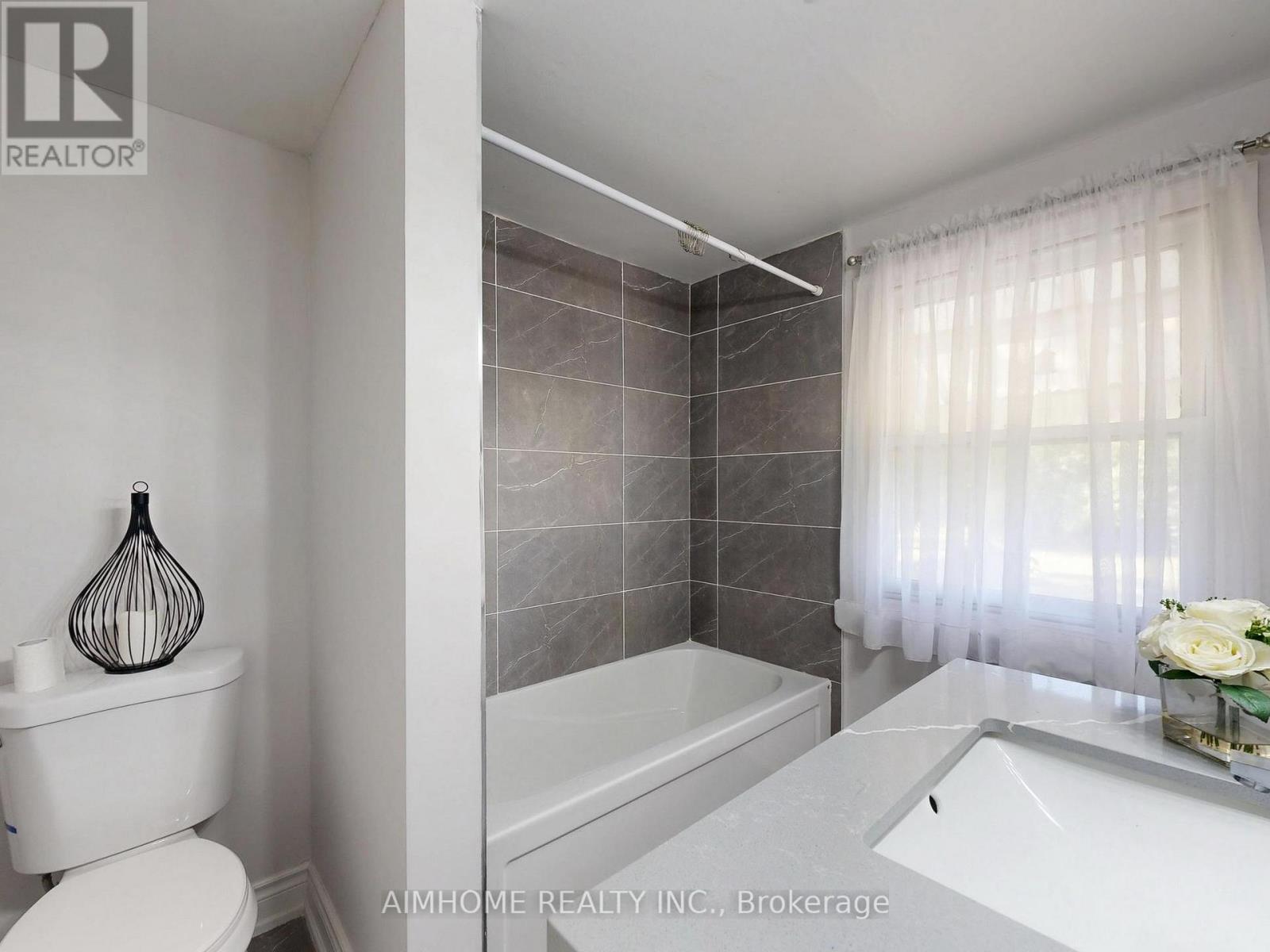 15 Main Street, Georgina, Ontario  L0E 1N0 - Photo 33 - N12409444