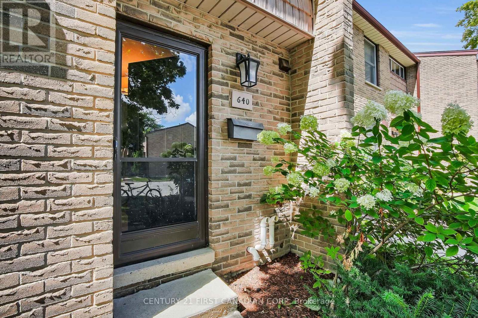 Property at 640 WONDERLAND ROAD S image 3