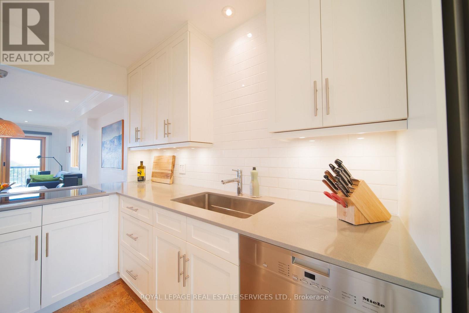 2331 Ontario Street, Oakville, Ontario  L6L 1A5 - Photo 8 - W12409368