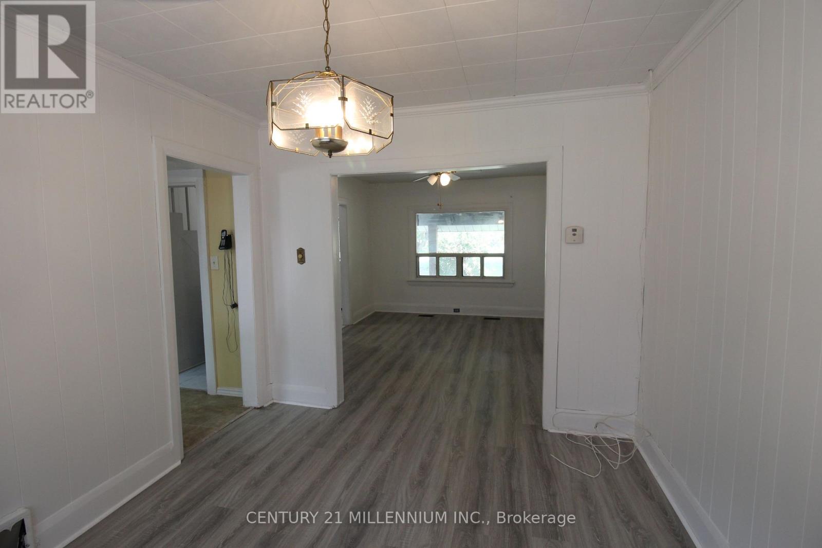 18 Glenvalley Drive, Toronto, Ontario  M6M 4V9 - Photo 11 - W12409382