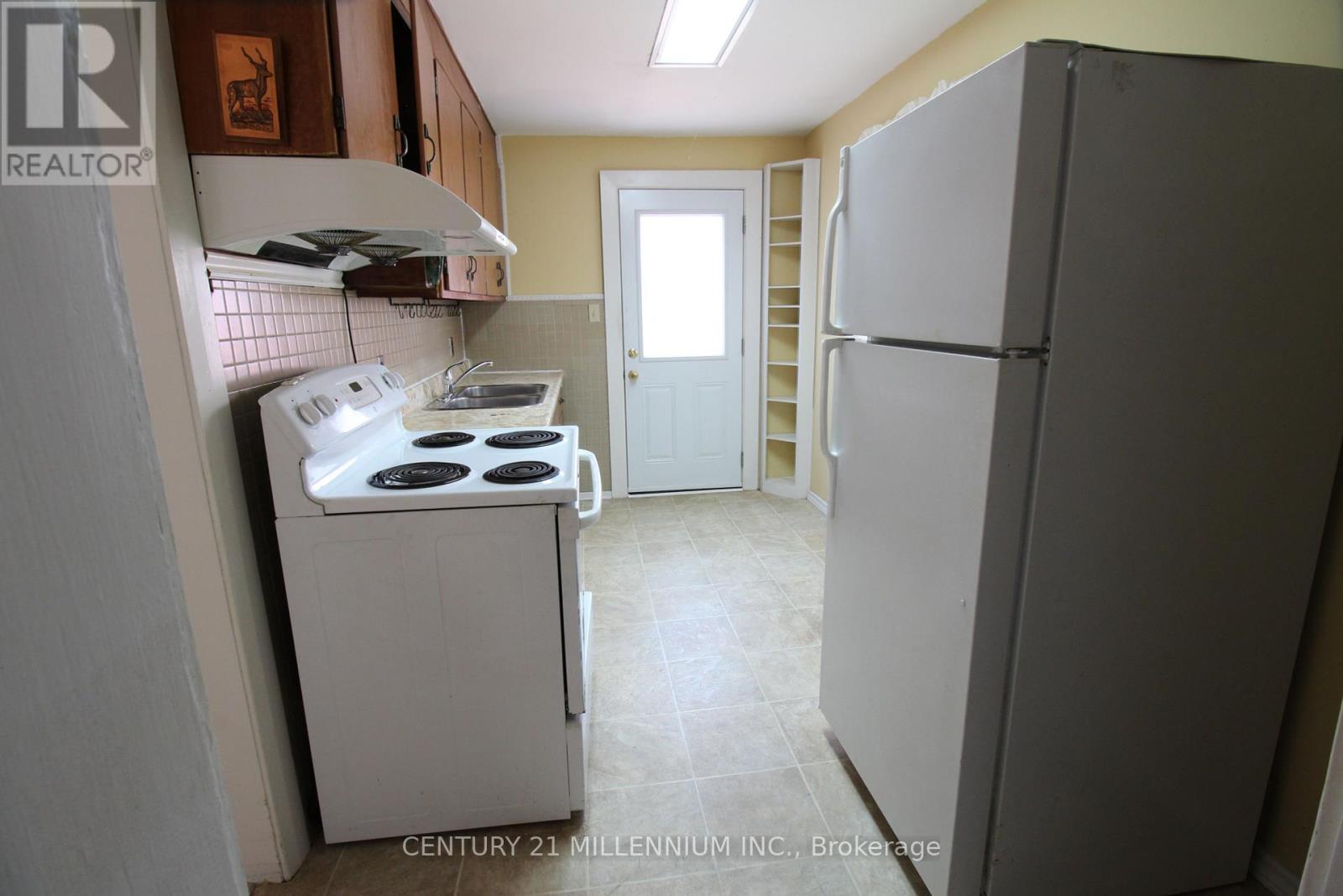 18 Glenvalley Drive, Toronto, Ontario  M6M 4V9 - Photo 14 - W12409382