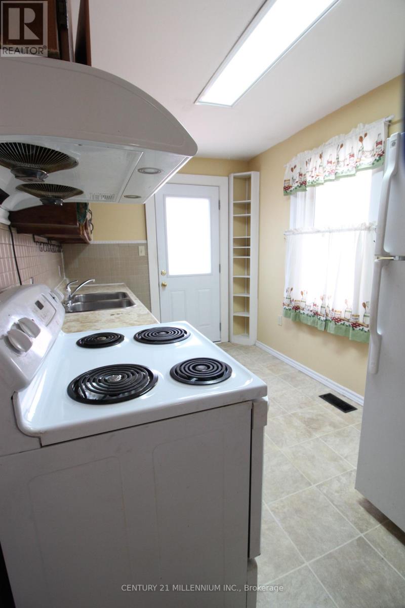 18 Glenvalley Drive, Toronto, Ontario  M6M 4V9 - Photo 16 - W12409382