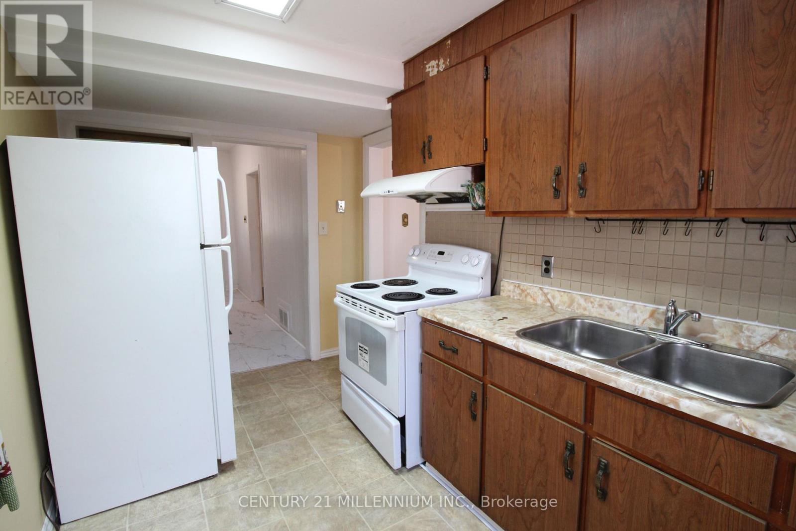 18 Glenvalley Drive, Toronto, Ontario  M6M 4V9 - Photo 17 - W12409382